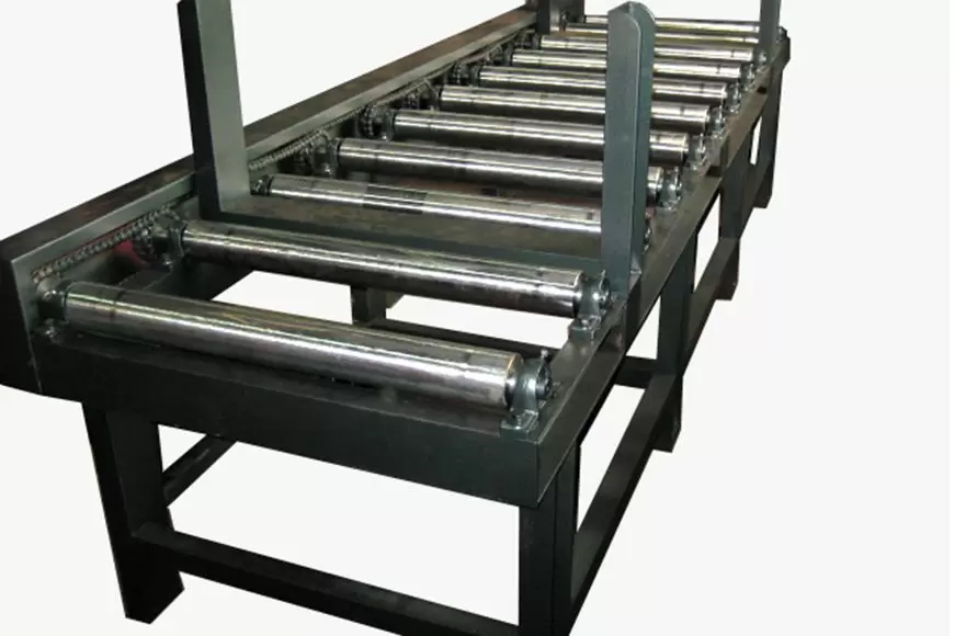 D'abord rapidement puis finement, utilisez une table à rouleaux motorisée pour positionner votre matériel sans effort.