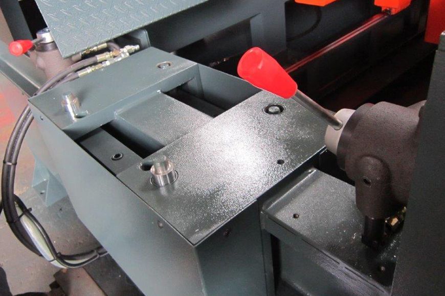 Applicable to large plate saws, the hydraulic blade change device helps operators bring out and in blades quickly.