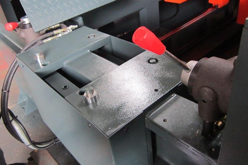Applicabile alle seghe per grandi lastre, il dispositivo di cambio lama idraulico aiuta gli operatori a rimuovere e inserire rapidamente le lame.
