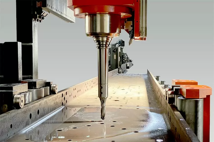 Snijden en boren binnen één productielijnen voor stalen balken, aluminium profielen en constructiestaal. Snel en nauwkeurig.