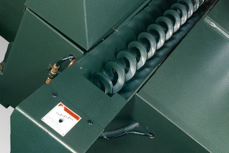 Der hydraulische Späneförderer befördert die Späne während des Schneidens automatisch.