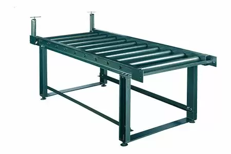Der Rollentisch wird verwendet, um langes Material an der Rückseite und/oder der Vorderseite der Bandsägemaschine zu unterstützen.