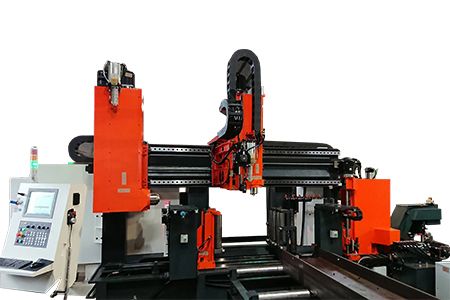 Balkenbohrmaschine - Die drei hochstarren Spindeln bewegen sich gleichzeitig, wodurch das Fräsen von Winkeln, Kanälen, Rechtecken und H-Trägern super effizient wird.
