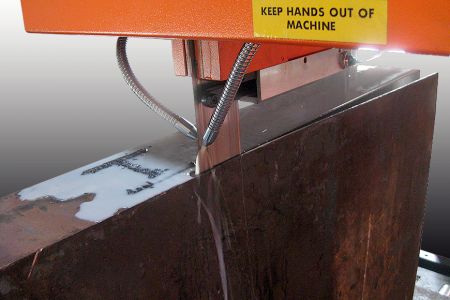 Zuschneiden von Stahl-Aluminium-Verbundplatten - Das Stahl-Aluminium-Verbundmaterial wird durch Explosionsplattieren hergestellt und als strukturelle Übergangsverbindung verwendet, die den Stahlrumpf mit dem Aluminiumdeck für den Schiffbau verbindet.