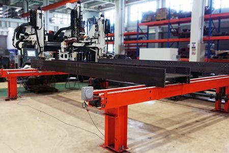 Transferförderersystem - Das optionale Transferförderersystem kann Material wie Träger quer transferieren, um in den Fertigungsbereich ein- oder auszuspeisen.