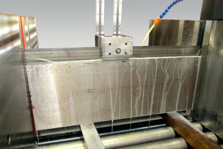 Szalagfűrész gép középső rezgéscsillapítója - Cosen középső rezgéscsillapítója hatékonyan csökkenti a rezgést a nagy kapacitású vízszintes szalagfűrészeknél.