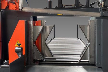 Szalagfűrész gép prizma szorító - Használjon prizma szorítót hatszögletű alakú kötegeihez, hogy több érintkezési felületet és jobb vágásokat érjen el.