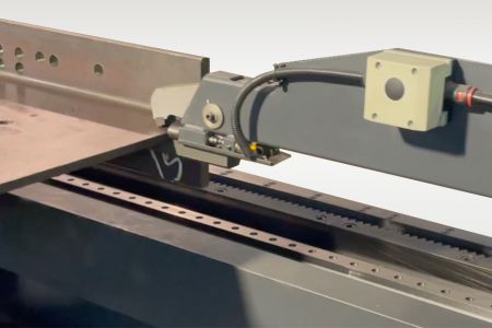Bandsaw Machine / Beam Line Length Measuring Feed Gripper - Applicable to cutting structural steels such as H-beams and I-beams, a length measuring feed gripper works to grip and feed long beams for fabrication jobs like drilling and sawing.