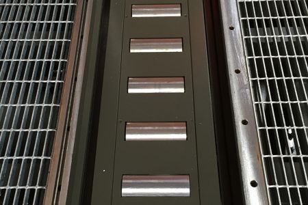 Szalagfűrész gép hidraulikus emelő betöltő görgő - A hidraulikus emelőhenger segít bevinni az anyagot a félautomata fűrészek vágási területére