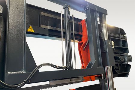 Szalagfűrész Gép Teljes Kapacitású Hidraulikus Felső Szorító - A hidraulikus felső szorító egy fontos kiegészítő, amelyet akkor kell használni, amikor csöveket/kötegeket vágunk egy szalagfűrészen.