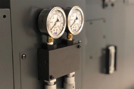 Szalagfűrész gép szorítónyomás-szabályozó - A hidraulikus szorítónyomás-szabályozó fontos kiegészítő, amikor csövek vagy lágyabb anyagok vágásakor használjuk, hogy elkerüljük a sérülést/horpadást.