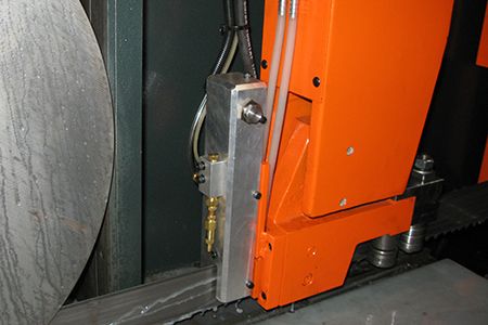 Szalagfűrész-gép pengelejtés-érzékelő - A pengelejtés-érzékelő folyamatosan ellenőrzi a penge egyenességét a vágás során, megakadályozva az anyag- és szerszámveszteséget.