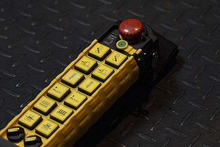 Szalagfűrész gép távvezérlője - Anyagok be- és kirakodása távvezérlő segítségével.