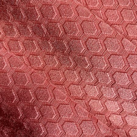 Tecido Elástico Jacquard Hexagonal - O conteúdo elástico chega a 28%, com elasticidade em quatro direções e excelente recuperação.