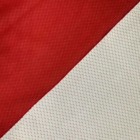 O PP tem um toque macio como a lã, adequado para roupas esportivas, tecidos funcionais, roupas íntimas, etc.