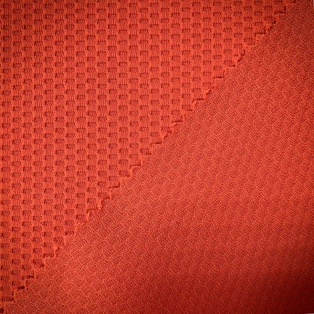 Polypropylene double-sided honeycomb cloth is suitable for outdoor activities such as field sports.