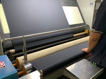 是一種用於檢測和檢查紡織物布料的設備。它用於紡織工業中的布料生產線，以確保布料的質量和一致性。