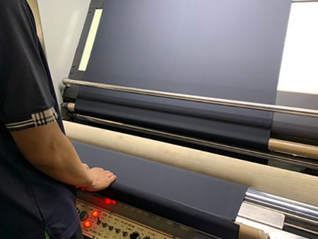 是一种用于检测和检查纺织物布料的设备。它用于纺织工业中的布料生产线，以确保布料的质量和一致性。