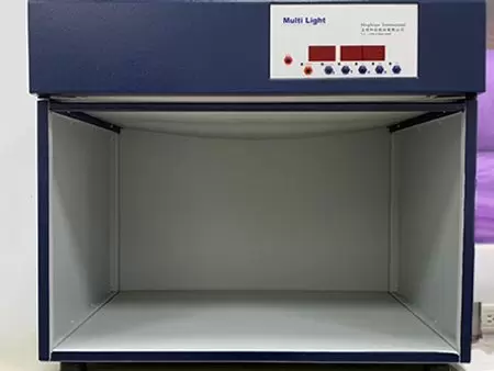 检查人员可以检查成品布中是否存在颜色的差异或不一致性。他们可以确保印刷或染色的成品布符合预期的色彩标准。