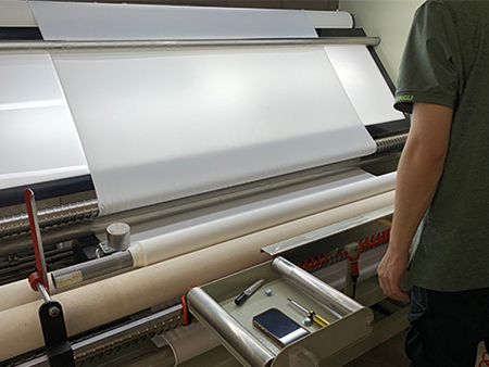 检测和检查纺织物布料的设备。它用于纺织工业中的布料生产线，以确保布料的质量和一致性。