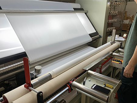 布料胚检机是一种用于检查和评估布料质量的设备。它通常用于工业中,以确保生产的布料纺织符合优质的质量标准。