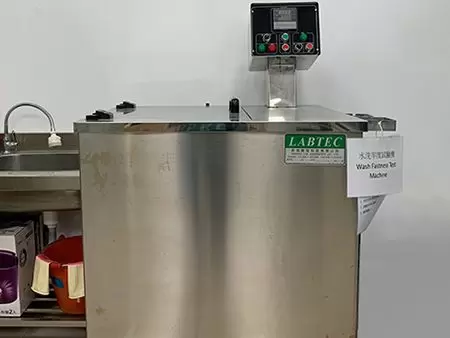 水洗牢度试验机是一种用于评估染色物质在水洗过程中的耐久性和牢度的测试仪器。该试验可以用于各种纺织品、染料、印花和其他纺织品加工产品的研究和开发,以确保其在实际使用中不会因水洗而失去色彩。