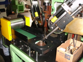 آلة قطع وفحص السدادة النفطية