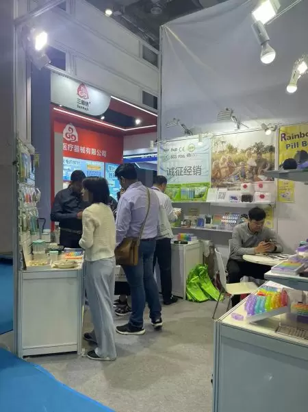 E-link está presentando nuestras cajas de pastillas impresas y organizadores en la exposición.