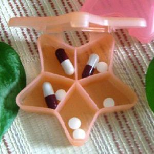 Футляр для таблеток вместимостью 5 отделений для лекарств.