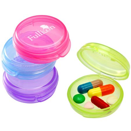 로고가 있는 휴대용 알약 케이스.