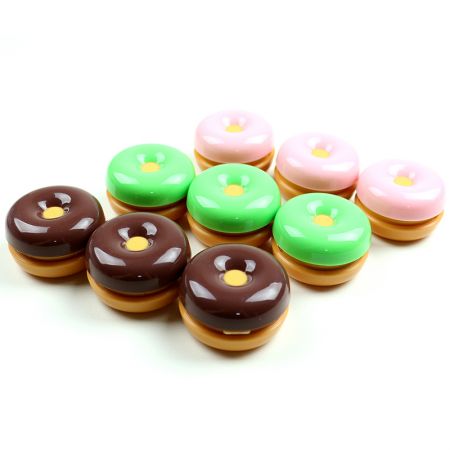 다채로운 도넛 디자인 알약 상자.