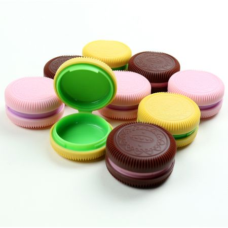 다채로운 쿠키 디자인 알약 상자.