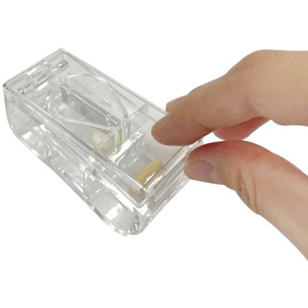 Utilizzo della taglierina per pillole con acciaio inossidabile.