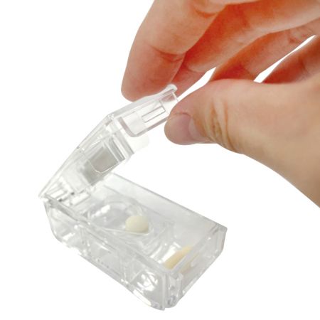 Taglierina per pillole aperta con acciaio inossidabile.