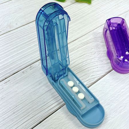 Pillen snijder voor kleine en mini pillen, pillen snijder voor het in tweeën snijden van meerdere pillen tegelijk, pillen snijder voor kleine of grote pillen met verborgen scherp roestvrijstalen mes, blauw. - Uiterlijk van de pillen snijder voor nauwkeurige dosering.