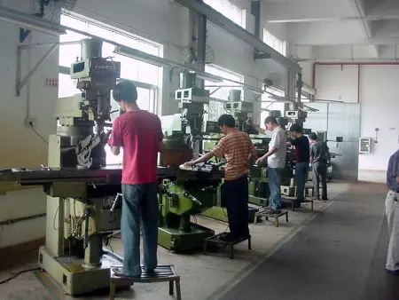 我們有模具製造與修理部門。