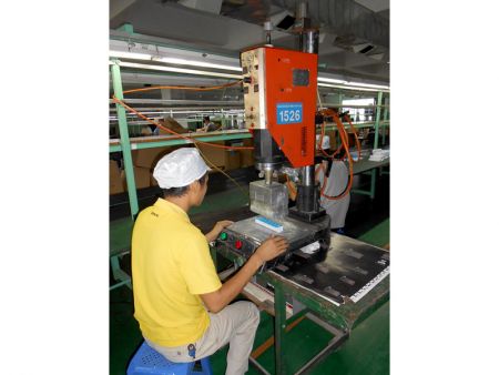 人工絲印並同時確認品質。