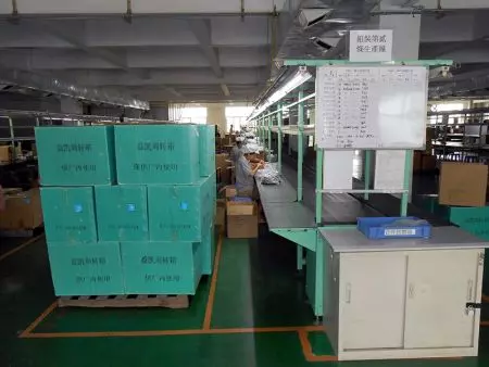 在生產線上組裝我們的產品。