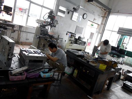 開一組新的塑膠模具。