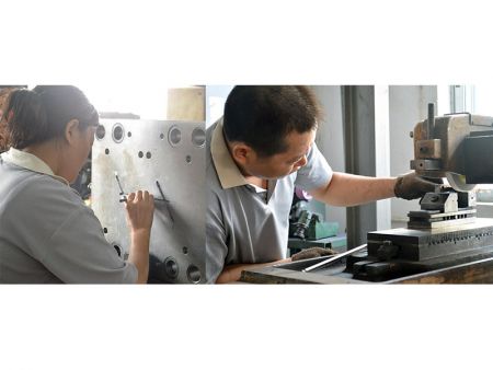 調整與修理模具細節。