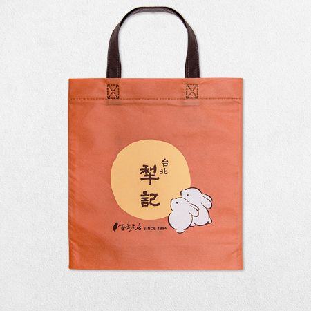 客製化網版印刷全自動熱壓機上不織布伴手禮環保袋 - 客製化網印印刷全自動熱壓成型不織布環保提袋。