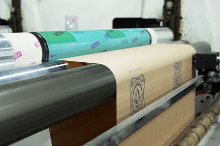 Aplicação de impressão flexográfica personalizada para sacola promocional.