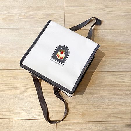 Bolsa isolada com impressão de logotipo para vendas domésticas.