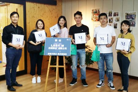 Lady M hat die Tienyih Fabriktour für die Produktionslinie gemacht.