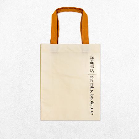 Kitapçı için Özel El Dikişi Non-woven Tekrar Kullanılabilir Çantalar - NWPP kumaştan yapılmış dayanıklı markalı çanta, çevre dostu NWPP kumaştan yapılmıştır.