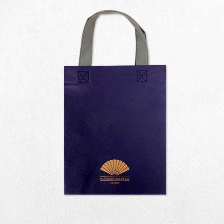 Sac écologique d'hôtel en non-tissé avec impression personnalisée par écran - Sac écologique d'hôtel en non-tissé avec impression personnalisée par écran ultrasonique.