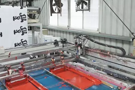 Aplicação de impressão personalizada em serigrafia para sacola promocional.