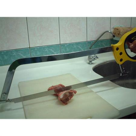 Käsikäyttöinen saha jäätyneen lihan leikkaamiseen.