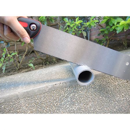 La sierra japonesa corta tubos de PVC