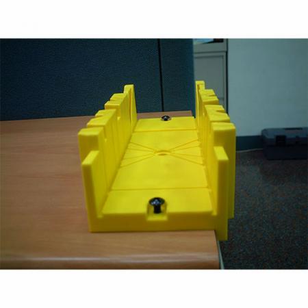 ثقوب مسمارين على كل جانب تجعل صندوق الميتر يتم تثبيته بشكل آمن في مقعد العمل.